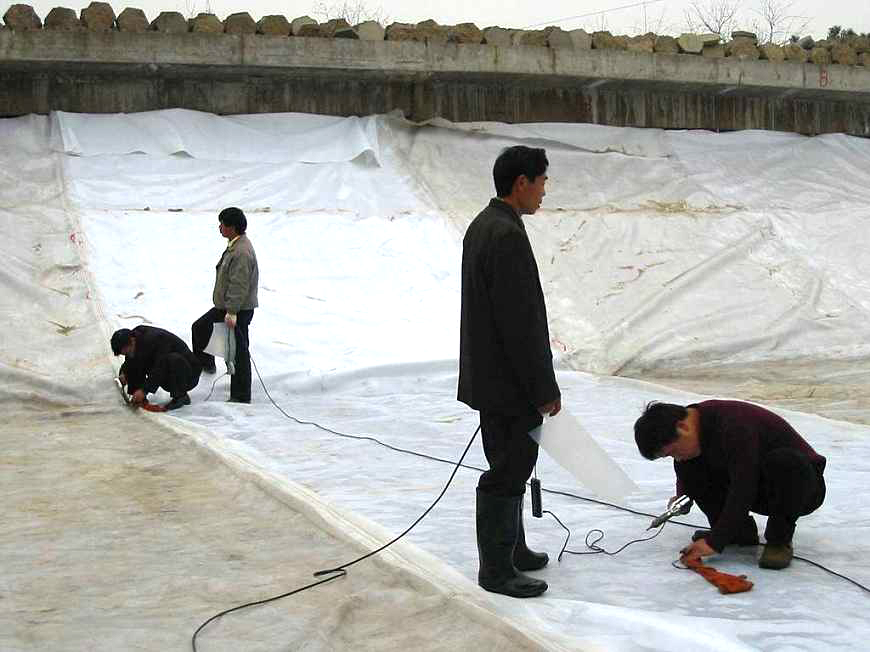 土工膜冬雨季施工保護(hù)措施